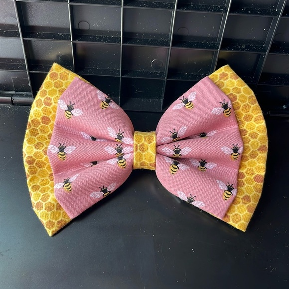 Bees in honey comb bow - Picture 1 of 4